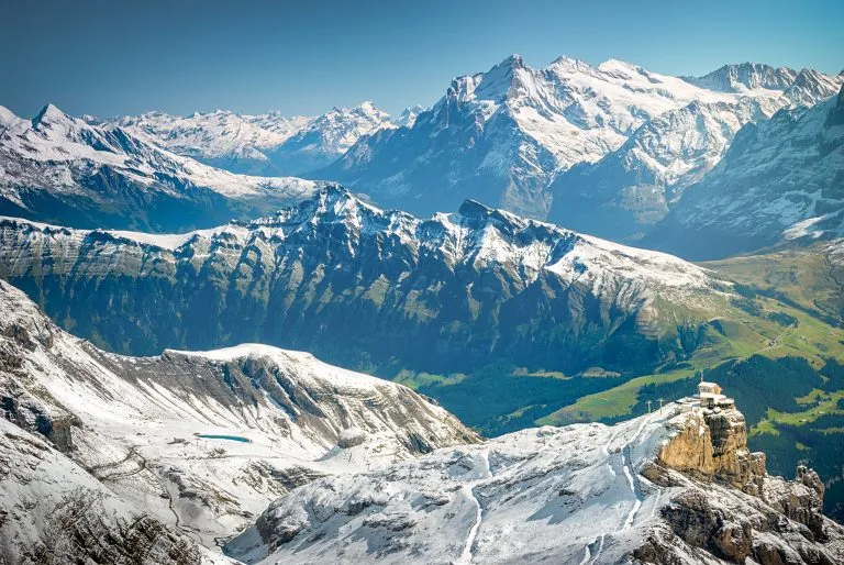 Impresionante vista de la región del Jungfrau desde la cima del Schilthorn