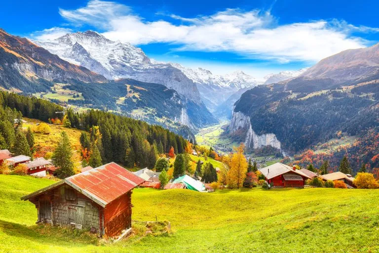 Fabuleuse vue automnale sur le pittoresque village alpin de Wengen et la vallée de Lauterbrunnen