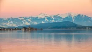 Magnifique lever de soleil sur les rives du lac de Zurich