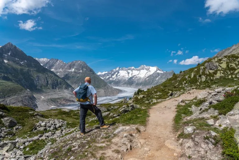 Senderismo por la ruta panorámica del glaciar Aletsch