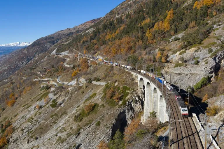 Le chemin de fer du Lotschberg est l'un des plus importants des Alpes