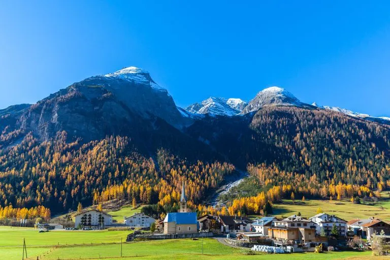 Début et fin de la randonnée dans des villages suisses idylliques