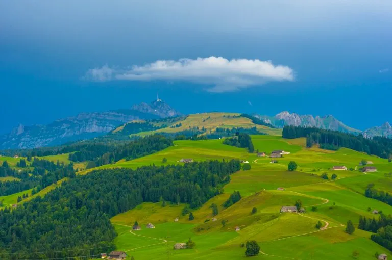 Nubes tormentosas sobre la campiña suiza