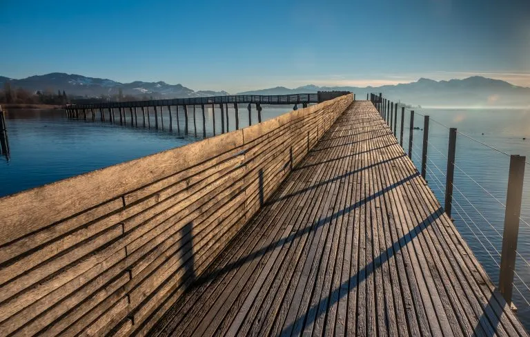 Cruzará el lago de Zúrich por la pasarela peatonal más larga del país